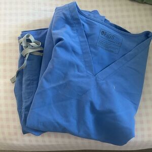 FIGS Women’s Scrubs Set!
